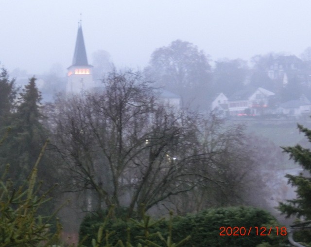 Glockenturm im frühen Nebel
